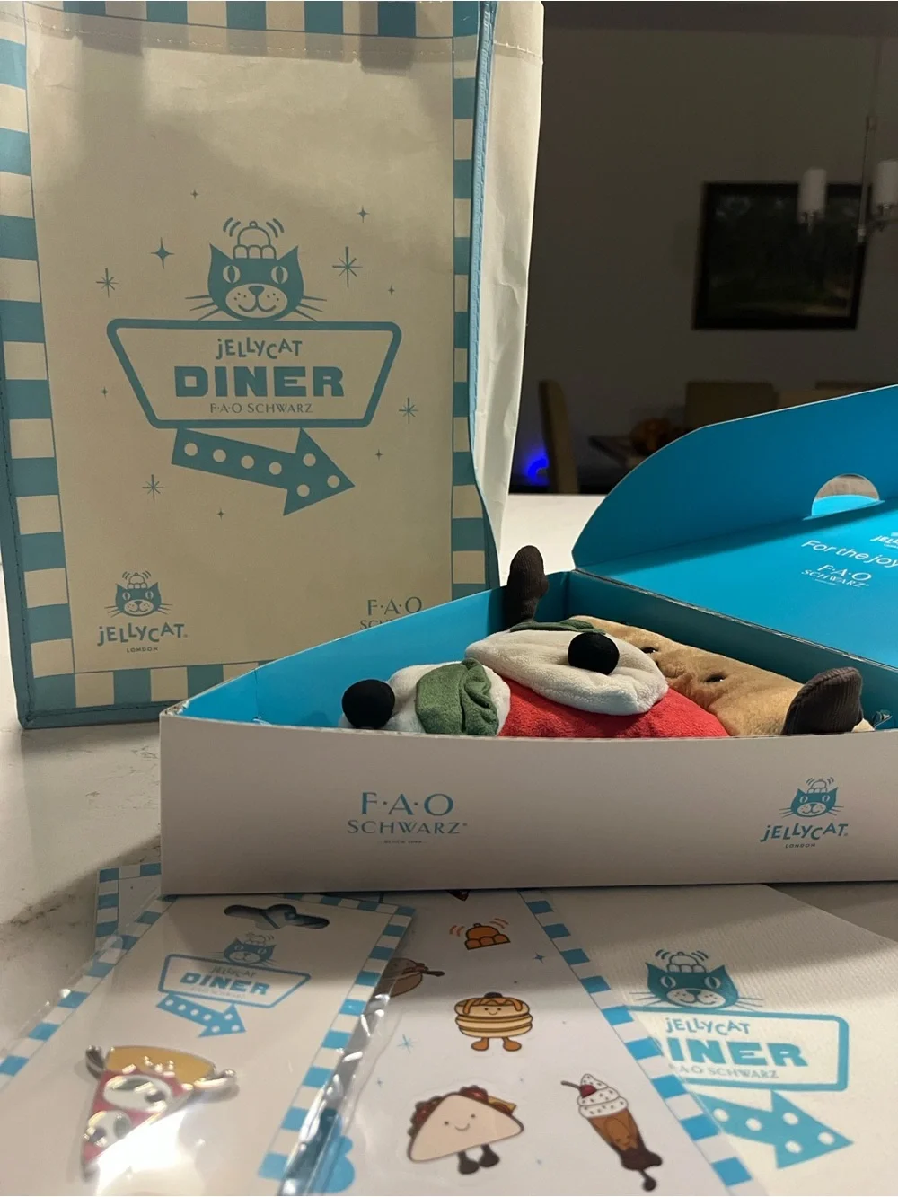 Jellycat FAO Scharz Diner Exclusive: Margherita pizza, box, pin, stickers, tote